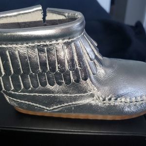 Minnetonka infant sz 6 girls leather fringe boots